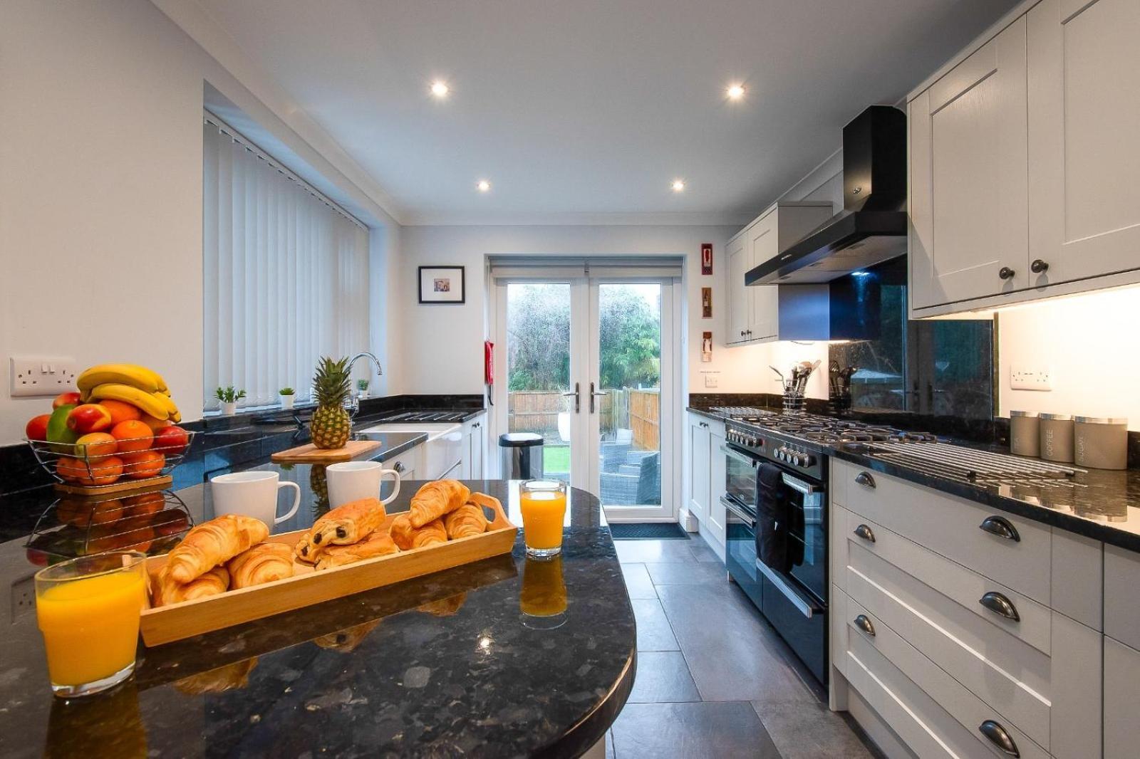 Casa One Hundred - A Beautiful 4 Bed House On The Beach Front Swansea Exteriör bild