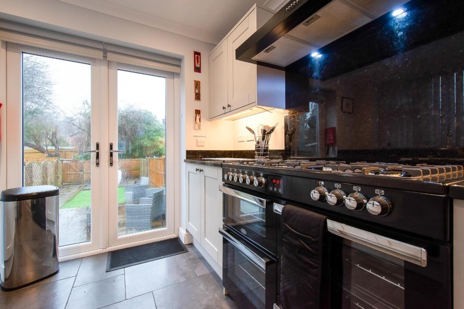 Casa One Hundred - A Beautiful 4 Bed House On The Beach Front Swansea Exteriör bild