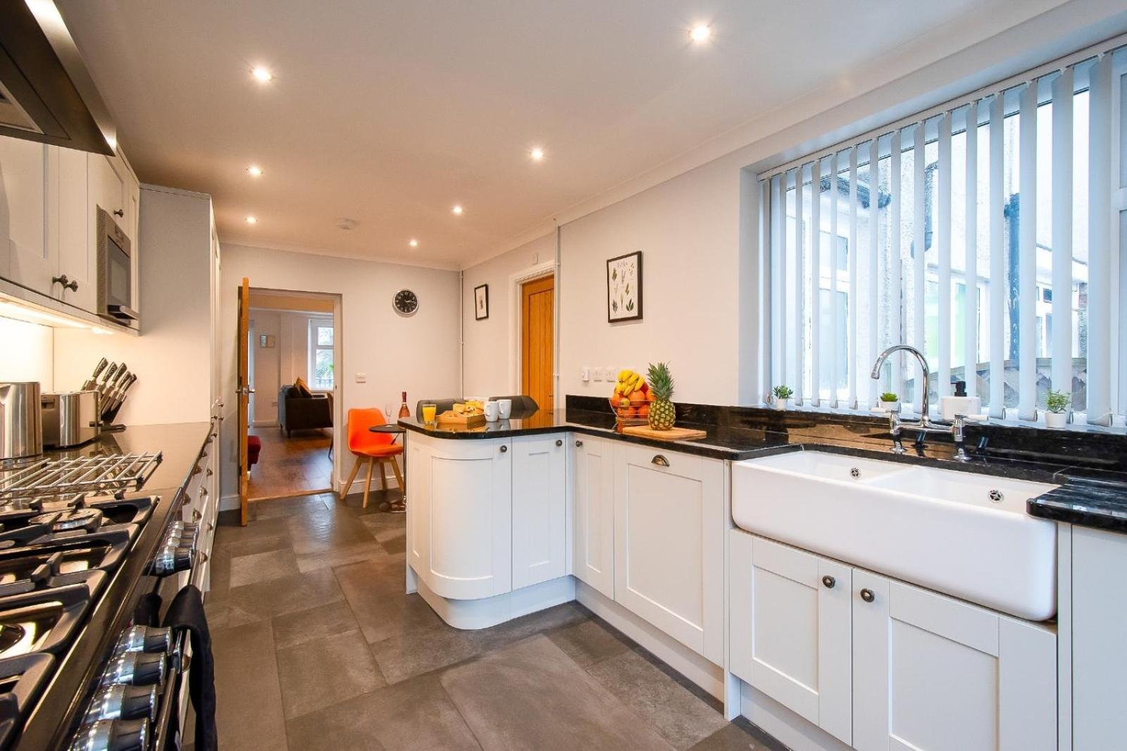 Casa One Hundred - A Beautiful 4 Bed House On The Beach Front Swansea Exteriör bild