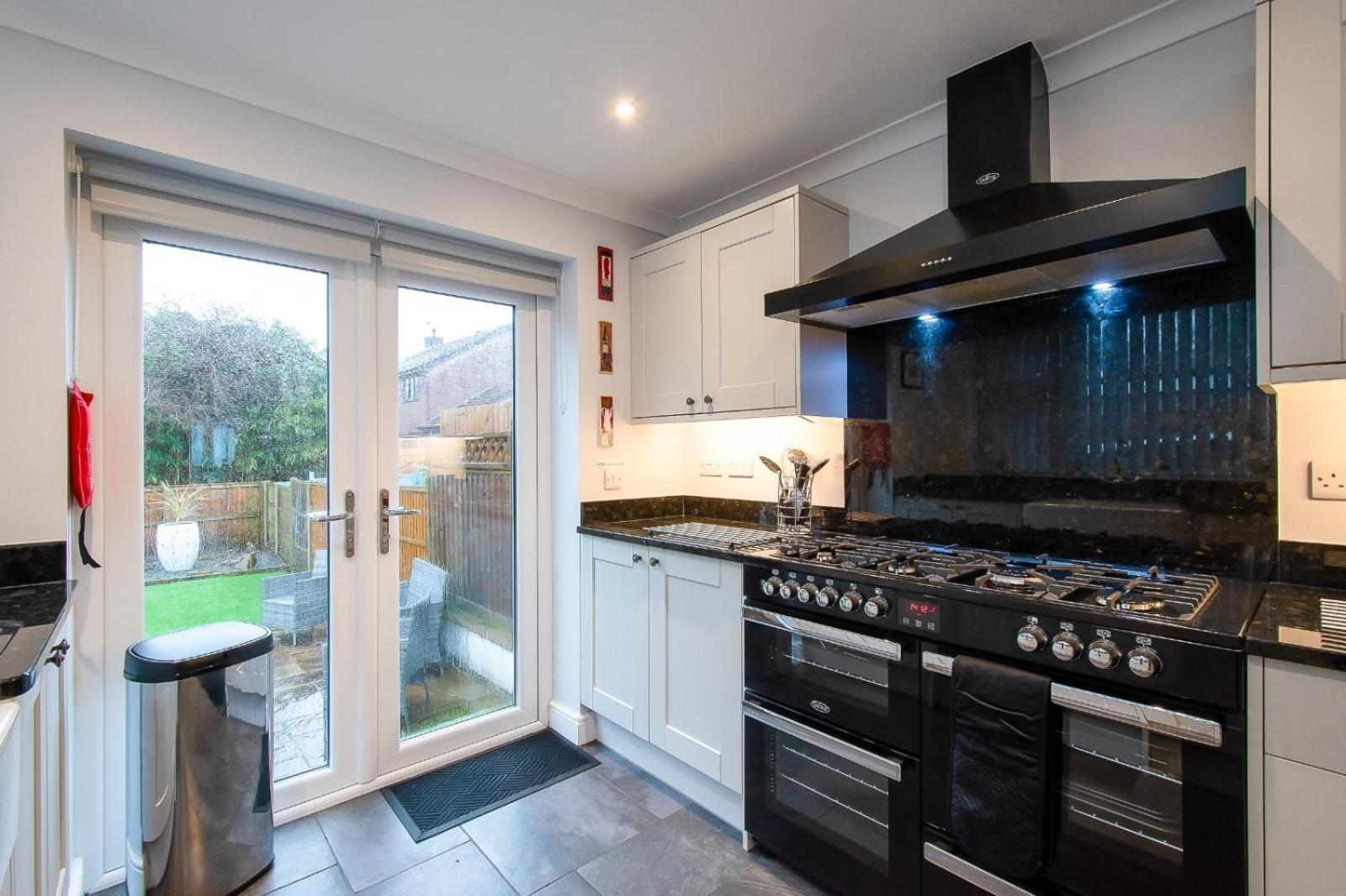 Casa One Hundred - A Beautiful 4 Bed House On The Beach Front Swansea Exteriör bild