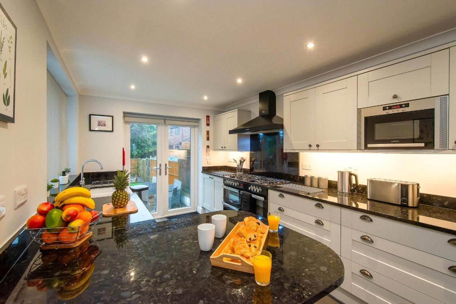 Casa One Hundred - A Beautiful 4 Bed House On The Beach Front Swansea Exteriör bild