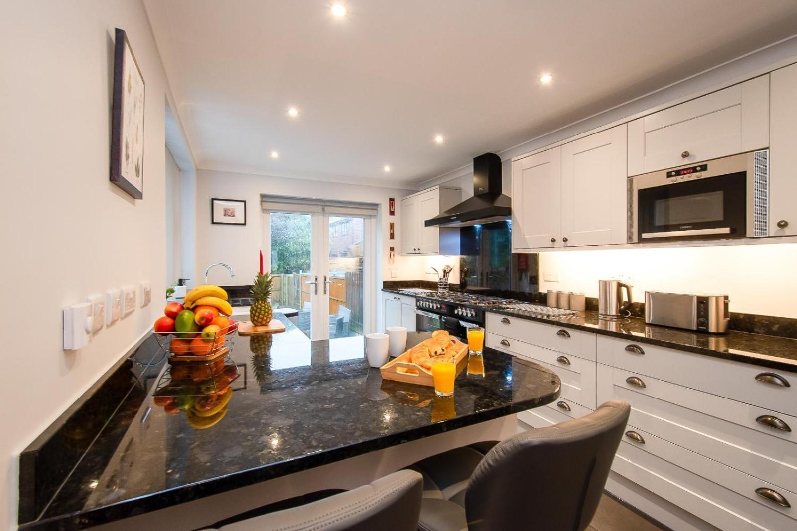 Casa One Hundred - A Beautiful 4 Bed House On The Beach Front Swansea Exteriör bild