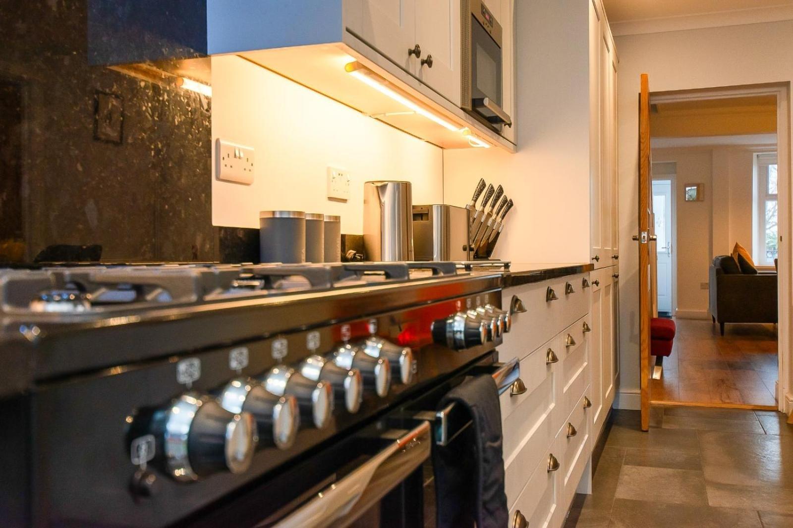 Casa One Hundred - A Beautiful 4 Bed House On The Beach Front Swansea Exteriör bild