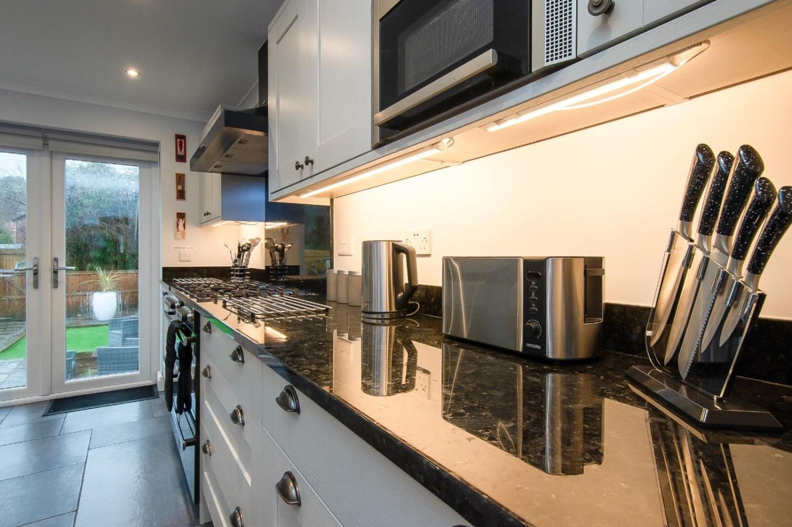 Casa One Hundred - A Beautiful 4 Bed House On The Beach Front Swansea Exteriör bild