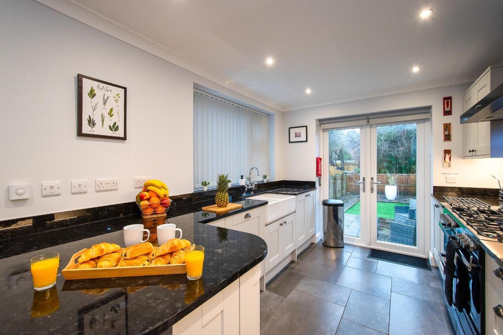 Casa One Hundred - A Beautiful 4 Bed House On The Beach Front Swansea Exteriör bild